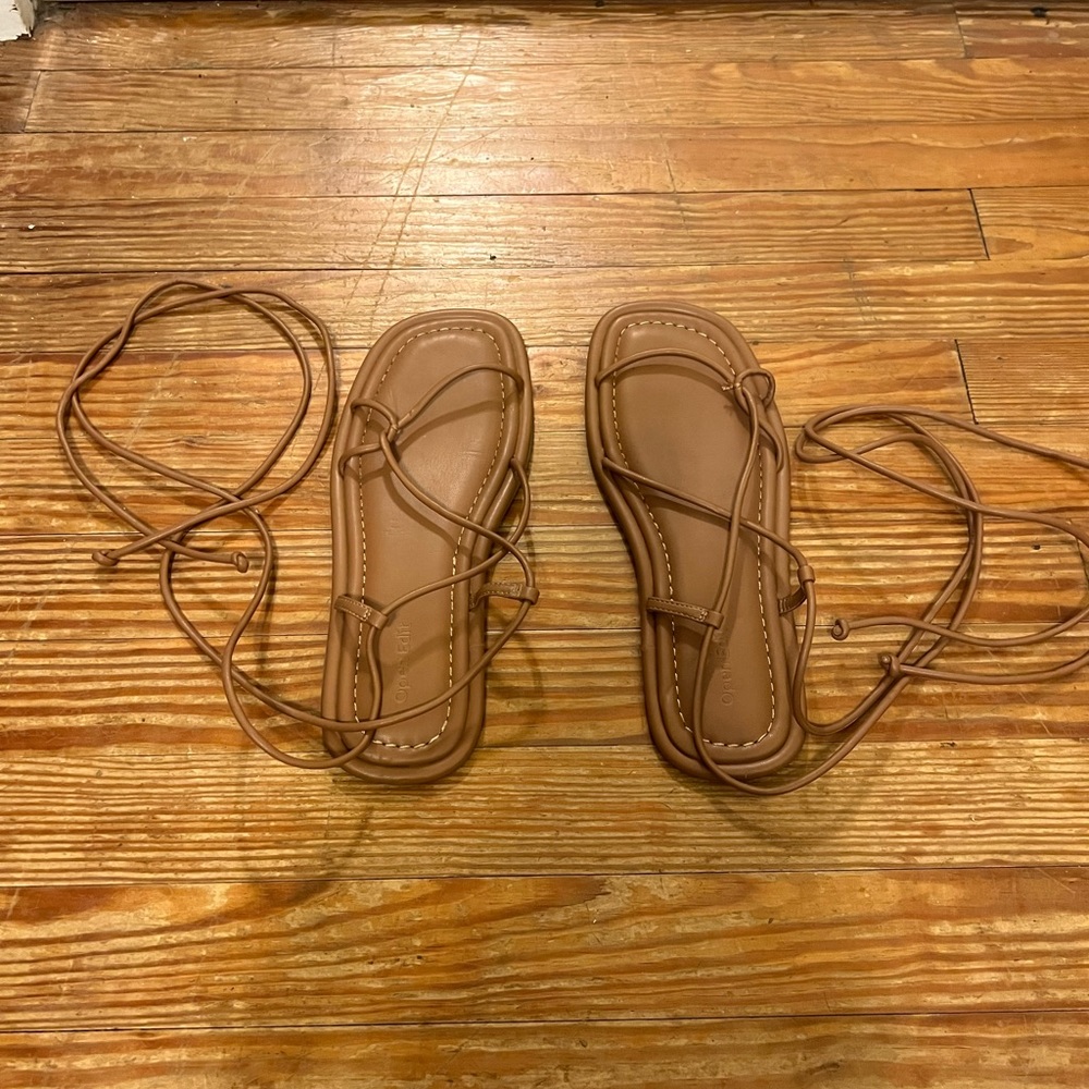 Women’s Lace-Up Strappy Flat Sandals in Tan